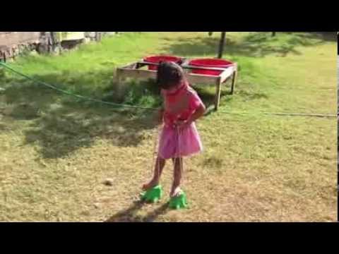 Nazlas erste Gehversuche mit Topfstelzen