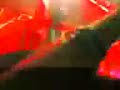 un chiflo tocando el violin alli con todo el  timbazo