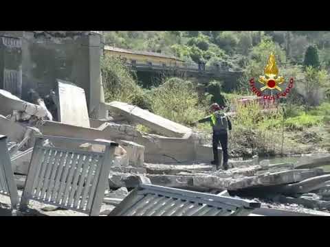 Crollo ponte Albano Magra video Vigili del fuoco