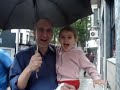 Flopy y papá bajo la lluvia junto a su mamá y los tíos Luis e Inés