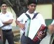 steve tocando el acordion 2