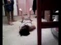 la enana y cuasimodo a las piñas :) despues entra macuca en accion