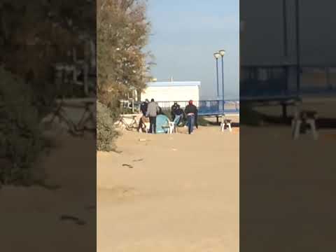 Montesilvano: sgombero sulla spiaggia, via gli accampamenti dal pontile VIDEO-FOTO
