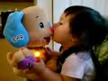 Haley mordiendo un perro