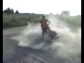 Julito haciendo ceritos en la calle con una moto Yumbo c110