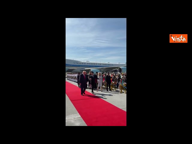 Trump in Malesia balla e sventola le bandiere all'arrivo all'aeroporto di Kuala Lumpur