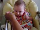 Eithan comiendo