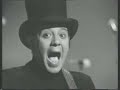 http://www.linopatruno.it
http://www.cambiamusica.it
http://www.michaelsupnick.com

lino patruno nasce in calabria, e precisamente a crotone, nel 1935 trasferendosi in giovane et� a milano, dove intraprese lo studio della chitarra. nel capoluogo lombardo, fulcro del movimento jazzistico italiano, inizi� ad esibirsi nel 1954, fondando alcune band attive nella citt� meneghina.
nel 1964, assieme agli amici nanni svampa, roberto brivio e gianni magni, dar� vita al teatrino dei gufi, formazione antesignana del futuro nucleo de i gufi.
scioltosi il gruppo, patruno prosegu� nella collaborazione con svampa, dedicandosi al teatro e all'incisione di dischi jazz in compagnia di alcuni dei maggiori musicisti mondiali, come albert nicholas, joe venuti, bill coleman, wingy manone ed altri.
nel 1977 prese parte alla trasmissione televisiva portobello, condotta da enzo tortora su raidue.
http://it.wikipedia.org/wiki/lino_patruno

ettore petrolini (roma, 13 gennaio 1884 -- roma, 29 giugno 1936) � stato un attore e drammaturgo italiano, specializzato nel genere comico.
� considerato uno dei massimi esponenti di quelle forme di spettacolo a lungo considerate come teatro minore, termine col quale si identificavano il teatro di variet�, la rivista e l'avanspettacolo. la sua importanza nel panorama del teatro italiano � oggi pienamente riconosciuta. riassumendo in s� l'attore e l'autore, petrolini ha inventato un repertorio ed una maniera che hanno profondamente influenzato il teatro comico italiano del novecento.
http://it.wikipedia.org/wiki/ettore_petrolini