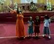 Alaba a Dios canta Hna Gladys Muñoz junto a niñas