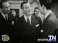 mariano mores en una entrevista, en donde roberto di chiara le muestra su participaci�n en un film de 1945.
cortes��a de www.robertodichiara.com
http://www.malena-tango.com/
