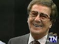 mariano mores en una entrevista, en donde roberto di chiara le muestra su participaci�n en un film de 1945.
cortes��a de www.robertodichiara.com
http://www.malena-tango.com/