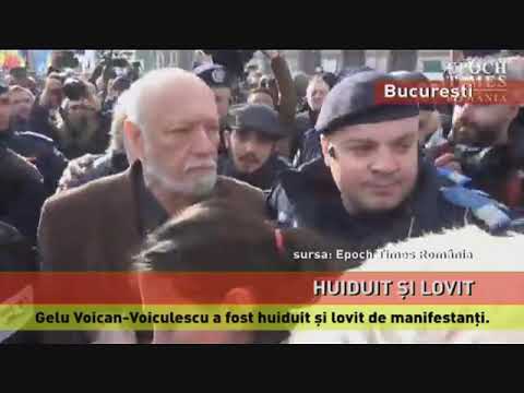 Gelu Voican-Voiculescu, huiduit și lovit de manifestanții din Piața Universității
