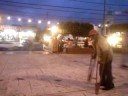 coguas brinca un perro en la plaza!!!!!!!!!!!!