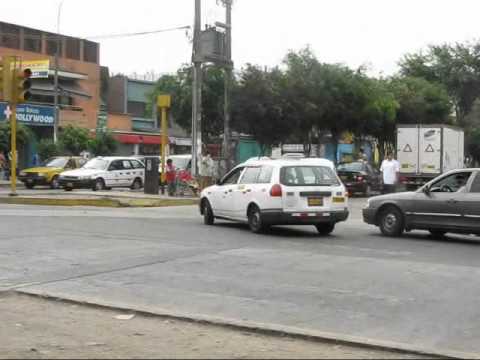 Un semáforo del Cercado Industrial de Lima está de adorno en la calle