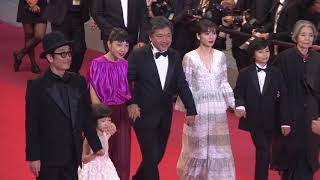 是枝監督、キャストが仲良く手をつないで登場／映画『万引き家族』カンヌレッドカーペット