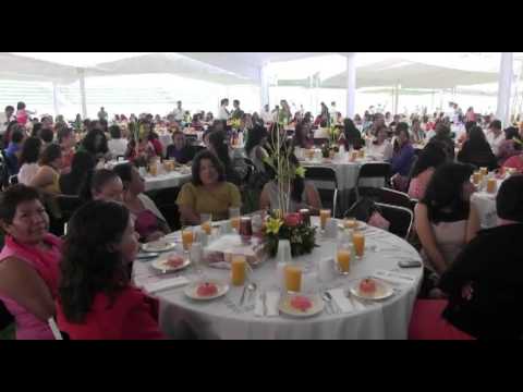 Festeja @GabinoCue a las #madrestrabajadoras del Gobierno de #Oaxaca
