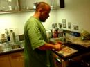 Felipe Yung tambem conhecido como FLIP o mestre do Kebab.... cozinhando as 2:30am... em brighton..para Pato e William Baglione... Iguarias turcas, em United Kingdom.Junho de 2007