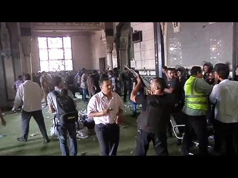 Egyptian army evacuates al-Fath mosque after being fired on