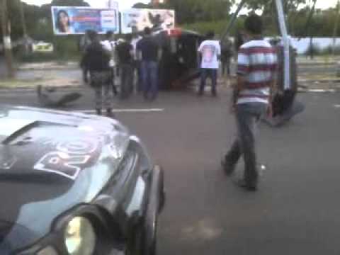 HILLUX - Land Rover colide com uma Hillux na avenida João XXIII, zona leste.