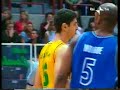 Gundars Vetra (Fabriano) canestro e fallo nel derby con Jesi Gundars Vetra (Fabriano) canestro e fallo nel derby con Jesi