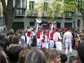 baile del grupo de danzas de muthiko alaiak en la plaza de san jos� de pamplona.
muthiko alaiak dantza taldearen dantzak iru�ako san jose emparantzan