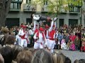 baile del grupo de danzas de muthiko alaiak en la plaza de san jos� de pamplona.
muthiko alaiak dantza taldearen dantzak iru�ako san jose emparantzan
