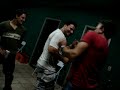 Meninos bebinhos dan�ando na chacara