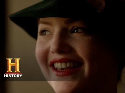 Clyde - Holliday Grainger plays Bonnie Parker, the charismatic outlaw with stars in her eyes, who falls in love with ClydeBarrow, and a life of notoriety and adventu...