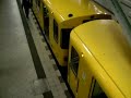Ankunft und Abfahrt einer U-Bahn vom Typ F in Alexanderplatz