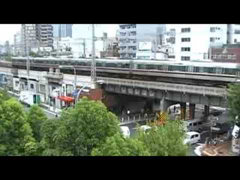 元町駅に入線するJR西日本207系