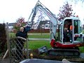 Takeuchi midikraan sloopt een coniferenhaag Takeuchi midikraan sloopt een coniferenhaag