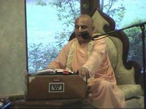 Navayogendra Swamiは「仁多のむき出しのKarunaカリCaitanya穎娃」を歌います。
