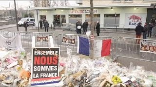 Paris'te saldırıya uğrayan koşer market yeniden açıldı