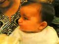 Bebe chupando limao
