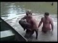 Curiosa forma de pescar peces gigantes