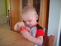 Ole ißt Joghurt