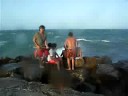 Las olas rompen con fuerza