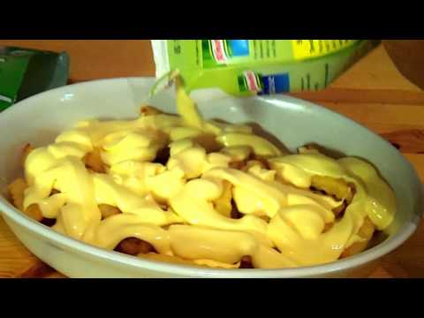 kochen - Handelsübliche Pommes Päckchen Sauce Hollandaise geriebenen Käse 200°C Umluft oder Ober-Unterhitze ca. 15 Minuten, bis der Käse Goldgelb ist Salz.