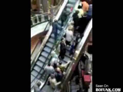 Intentando subir escalera mecánica