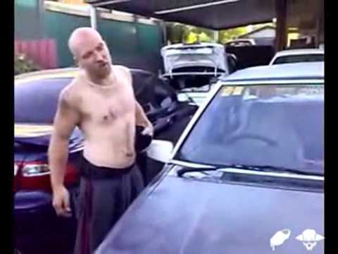 Loco rompre cristal de coche con la cabeza