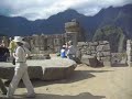 paseando por ruinas macchu picchu