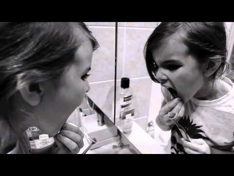 8 yr old Juliet loses her tooth!!