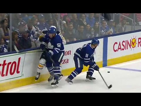 Video: Rodrigues crushed into boards by Borgman