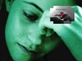 Yokluğunda hiçbir şeyden tat alamıyorum. 
Yalancı geliyorum kendime bile, zehrine zehir katıyor, zaman. Teselli arıyorum resminle, seni çağırıyor yüreğimin siren sesleri, beni iyi tanıyor gecenin bu saatleri. 
En iyi dostum oldu düşlerim. Kısacası sevgilim her şeyimsin sen benim. Elimdeki resmin yerine kendin olsaydın, olsaydın da derdim olsaydın. Gitgide acımasızlaşıyor zaman. Baş belası yalnızlık, yine başımda içim daralıyor kendimi koyuveriyorum sokaklara. Bu şehir bana çok yabancı geliyor. Ah canım ah! Anlatamam sana nasılda zor geçiyor günlerim. Elimdeki resmin yerine kendin olsaydın, doyasıya öpseydim koklasaydım, bu bile yeterdi bana...








Burada hep aynı şeyleri yapıyorum..

Seni tanımayan kimse kalmadı..

Herkes gözlerinin ela olduğunu..

Başıma aşk diye bela olduğunu biliyor.

Ve herkes her sabah..

Daha uyanır uyanmaz..

Benim dün gece sabaha kadar..

Resminle ne konuştuğumu soruyor..

Ama dün gece olan oldu..

Bana yeni bir resmini gönder..

Bendeki... gözyaşımda boğuldu.

gözyaşımda boğuldu...


Olmadık şeyler geliyor aklıma..

En kötü yanı bu olmalı yalnızlığın..

Sevginden adım gibi eminim ama..

Yine de bir kurt kemiriyor içimi..

UNUT BENİ CAN

Bu kaçıncı gece hasretinle yandığım 
Kaçıncı gece yıldızları yıkadığım göz yaşlarımla?
Mesafeler yırtıldı hıçkırıklarımla
Bosnalı kadınlar duydu feryadımı.
Sen, sen duymadın mı Can?

Ne vardı bu kadar uzak yerlerde açacak?
Benden uzak o iklimlerin,
Benden uzak o şehrin,
Kahrolası o kalabalıkların
Benim kadar ihtiyacı mı vardı sana,
Benim kadar hasret çekti mi
Kahrolası o şehrin semaları,
Benim kadar yandı mı?
Ne vardı Can? 
Ne vardı uzak iklimlerde açacak?
Ne vardı
Kendimizi bu kadar kahredecek?
Kara trenler umut olmamalıydı,
uzayan yollarda kalmamalıydı bakışlar.
Dünya, bir tek nokta olmalıydı can...
Bir tek noktada doğmalıydık.
Dönüp dönüp sana varmalıydı yollar,
Ben, hep hasret türküleri söylememeliydim,
Sen, hep hasret şiirleri okumamalı.
Hasret diye bir söz olmamalıydı lügâtlarda
Geceler boyu hergün
göz yaşlarımla ıslanmamalıydı yıldızlar.

Gönlüm bu sevdaya dar gelir oldu
Boğuyor karanlıklar can...
Mesafeler kurşun oldu amansız,
Feryadıma şahit oldu yıldızlar
Can... Can...
Hasretin ağır bir yük omuzlarımda.
Ben çekmekten usandım,
sen usanmadın mı?

Bildim, bitmeyecek bu hasret!
Uzak iklimlerde açmış iki çiçeğiz. 
Hangimiz gelsek diğerinin yanına,
Kuruyup, kaybolacağız.
Ben, kıraç topraklara döndüm can,
Ben, kurumuş dereler gibiyim.
Issız mağaralarda kaldı umudum.
Belli bu sevda kahredecek bizi,
Unut be can...

Unut bu sonu gelmez sevdamızı...
bırak yeni güneşler doğsun semalarında 
bulutlar gizlemesin yıldızlarını 
yeniden başlasın herşey 
yeniden doğ bensiz şafaklarda. 
Unut can,
unut senin için yazdığım sevda şiirlerini.
De ki; bir rüya idi bitti.
De ki; bir hayaldi,
solgun aynalarda yansıyan. 
De ki; bir romandı, 
sonu koskoca bir hiçle biten. 
Unut beni can,
Unut vakit varken... 
Bırak hasretin bana kalsın. 
Varsın cehenneminde kavrulsun gönlüm. 
Ben yine her gece 
saçlarını koklayayım uzak yıldızlarda.
Gözlerimde takılı kalsın hayalin. 
Sen unut can, 
sen unut!
Kahredersem, 
Milyon kere kahrolayım!


Ya bıraktığım gibi bulamazsam seni..

Ya hüznün elleri tutmuşsa ellerini.

Sabah ezanları okunuyor

Dualar ediyorum..

Nasıl olsa gün geçer..

İçim rahat olsun.

Bana bir haber gönder...

Bana bir haber gönder....