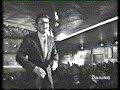 canzonissima 68Jimmy Fontana - pseudonimo di Enrico Sbriccoli - (Camerino, 13 novembre 1934) è un cantante e attore italiano.Ebbe il suo momento di maggior successo soprattutto negli anni sessanta.Nel 1961 partecipa al Festival di Sanremo in coppia con Miranda Martino con il brano Lady luna, scritto dal maestro Armando Trovajoli e da Dino Verde.Il suo primo successo fu Non te ne andare (1963), seguito da Il mondo (1965), canzone che venne interpretata anche da parecchi artisti in diverse versioni.La mia serenata vinse il Disco per l'estate nel 1967, mentre al Cantagiro del 1969 presentò La nostra favola, cover della canzone di Tom Jones Delilah.Nel 1970 ebbe successo con 
