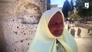 فرحة لا توصف لحاجة فلسطينية من باقة الشرقية في طولكرم - عقب تمكنها من الوصول إلى المسجد الأقصى . . .