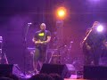 Στίχοι: Γιάννης Μαύρος &Ελένη Ράντου Μουσική: Λαυρέντης Μαχαιρίτσας Πρώτη εκτέλεση: Γιώργος Μαργαρίτης/Λαυρέντης Μαχαιρίτσας Στον κόμβο Κηφισίας επάνω σου τρακάρω, σε ώρα απελπισίας, Χριστό είδα τον χάρο. Χτύπησε καραμπόλα και η δόλια η καρδιά μου, τα παίζω όλα για όλα, άναψε την φωτιά μου. Πεθαίνω για σένα και ας είσαι απάτη δεν πα' να είσαι ψέμα εγώ σε λέω αγάπη Τι να μας πει η φυσική οι νόμοι δεν μετράνε, σε φάση μεταφυσική τα πάθη κυβερνάνε Αν είσαι άνθος του κακού δεν ψάχνω αποδείξεις, στην αυταπάτη ενός τρελού θα ζω μέχρι να λήξεις. Πεθαίνω για σένα και ας είσαι απάτη δεν πα' να είσαι ψέμα εγώ σε λέω αγάπη