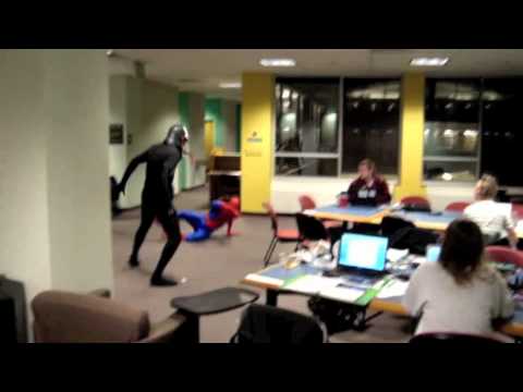 Spider-Man vs Venon na biblioteca