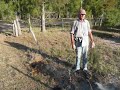 Una persona enciende fuego en pastos naturales, cuando se le pregunta por qué lo hace contesta que para limpieza y mantener prolijo el campo. A la pregunta de si esa vegetación le molesta o afecta en algo responde NO.En la región de Chajarí, Departamento de Federación y otras zonas utilizan como método de limpieza de campos y quintas la quema de vegetación natural, esta práctica es incorrecta y causa problemas ambientales.Desconocen por completo los daños que producen, no saben que contribuyen a la situación de sequía, pérdida de suelo y nutrientes, pérdida de Biodiversidad, favorecen la dispersión de algunas plagas, y obviamente aportan al calentamiento global.Ignoran también que los pastos, arbustos, espinillos, cina-cinas, coronillos y otros los benefician en situaciones tanto de calor y sequía como cuando hace frío o se producen grandes lluvias.La quema y destrucción de vegetación natural es innecesaria y perjudicial.Conservar y proteger pastizales, arbustales y bosquecitos en bordes de quintas, caminos, campos, nos beneficia en múltiples aspectos.