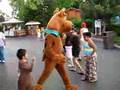 Scooby Doo plays the crowd at Six Flags Gurnee [6.3.07]